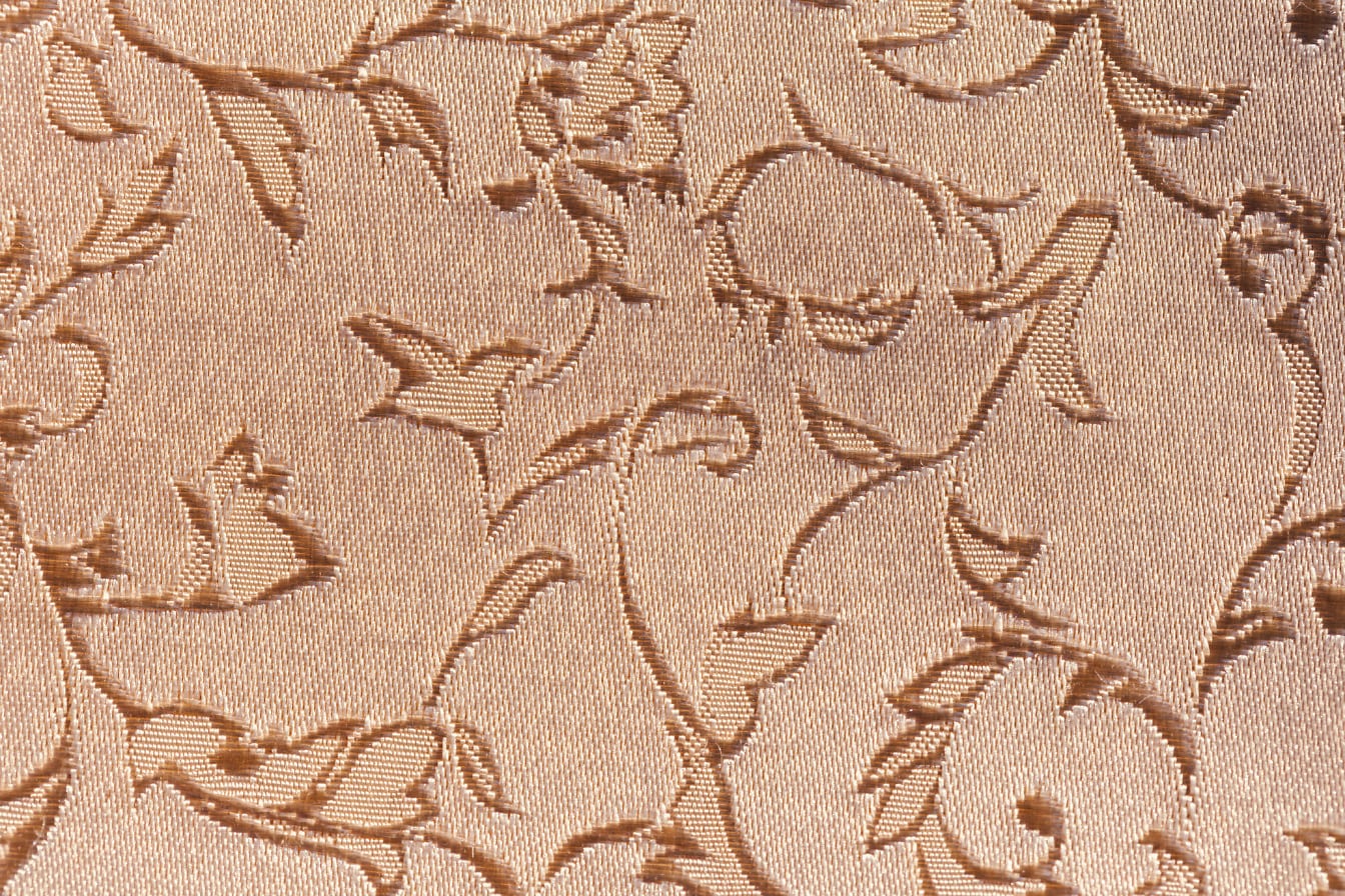 Текстура коричневатой дамасской ткани крупным планом