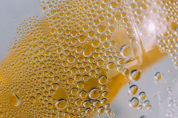 Macro textura de bolhas em um copo de bebida refrescante