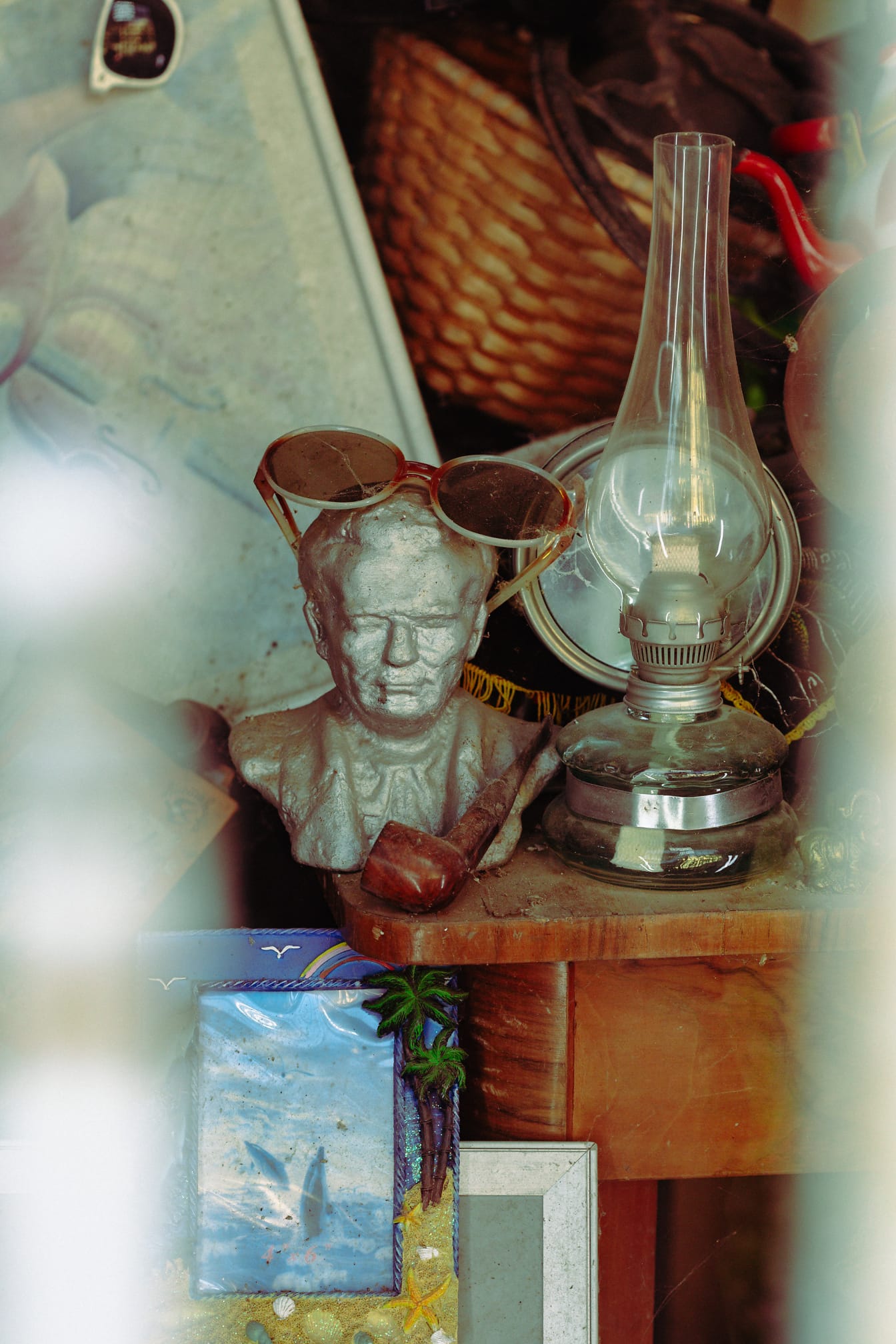 Hliníková socha bývalého juhoslovanského prezidenta Josipa Broza Tita medzi inými starými predmetmi