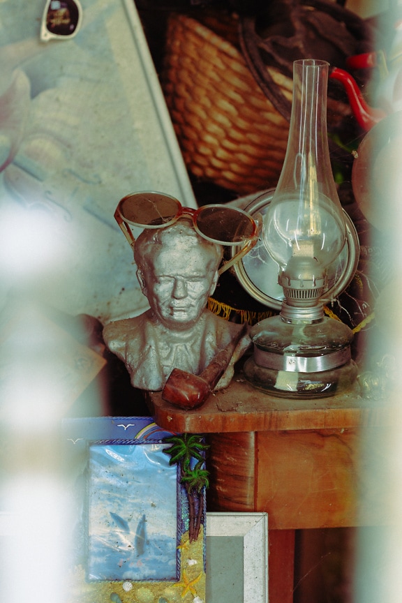 Алюминиевая скульптура бывшего президента Югославии Иосипа Броз Тито среди других старинных предметов