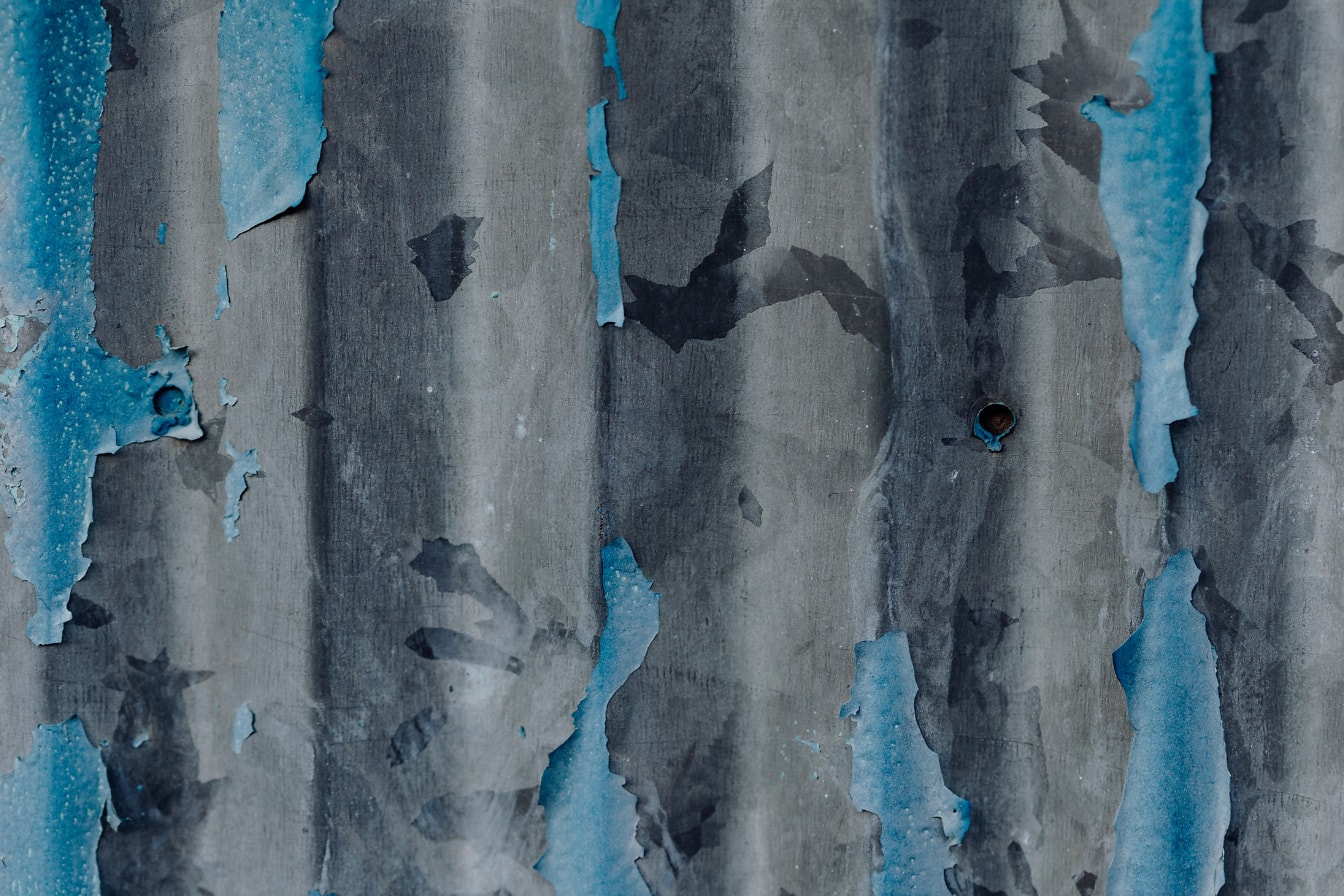 Textuur van golfmetaaloppervlakte met oude blauwe afbladderende verf