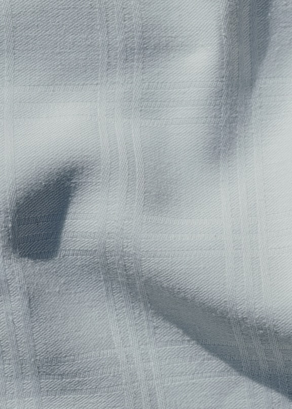 Nahaufnahme der Textur aus zerknittertem weißem Baumwollstoff mit rechteckigem Muster