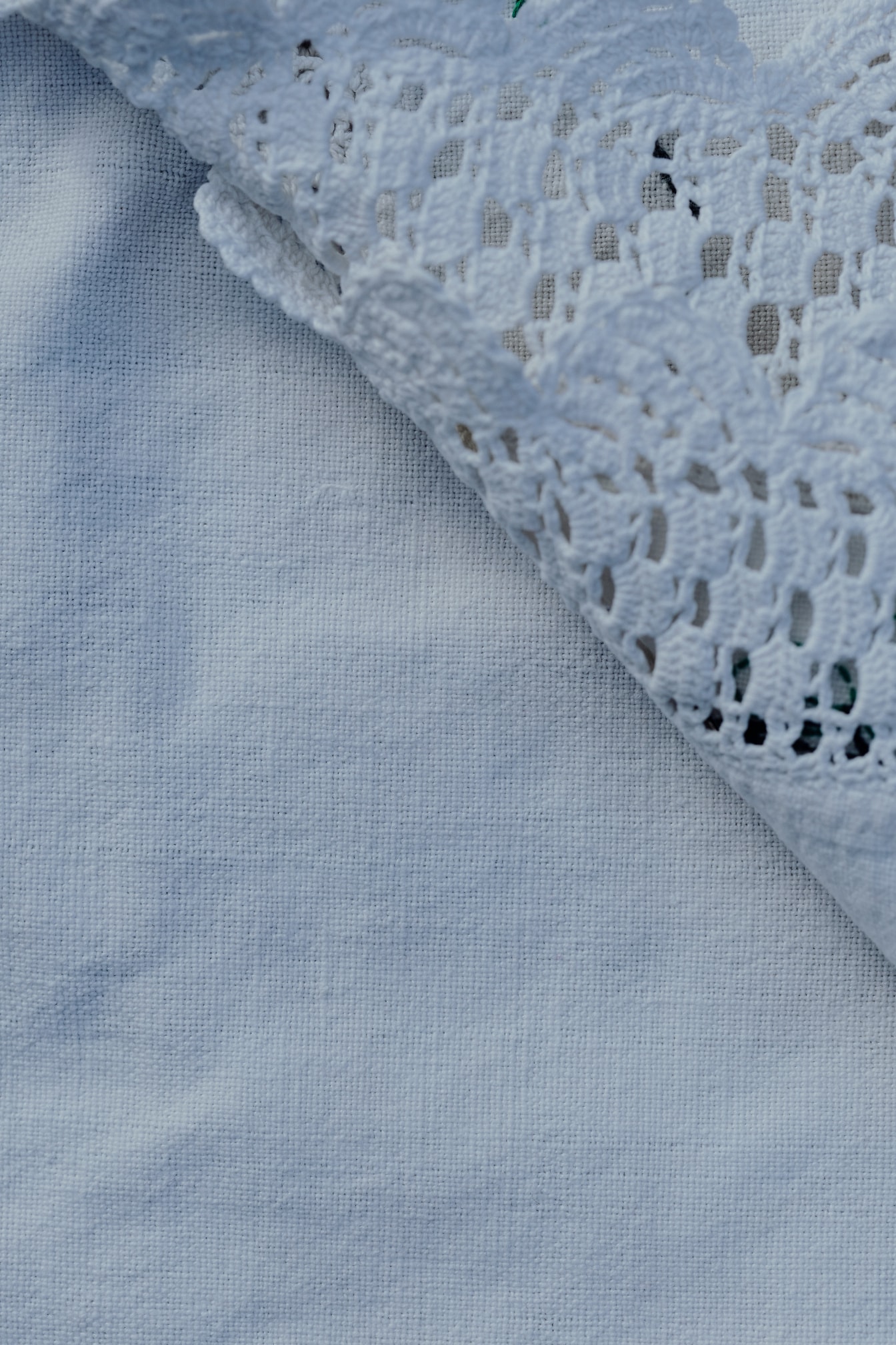 Kain linen katun putih dengan ujung renda