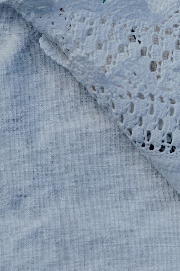 Tissu en coton lin blanc avec ourlet en dentelle