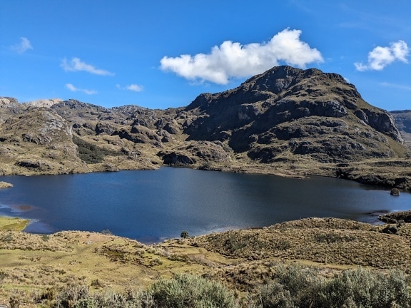 Laguna Toreadora, ein hochgelegener See auf einem Hochplateau in den Bergen im Naturpark Cajas in Ecuador