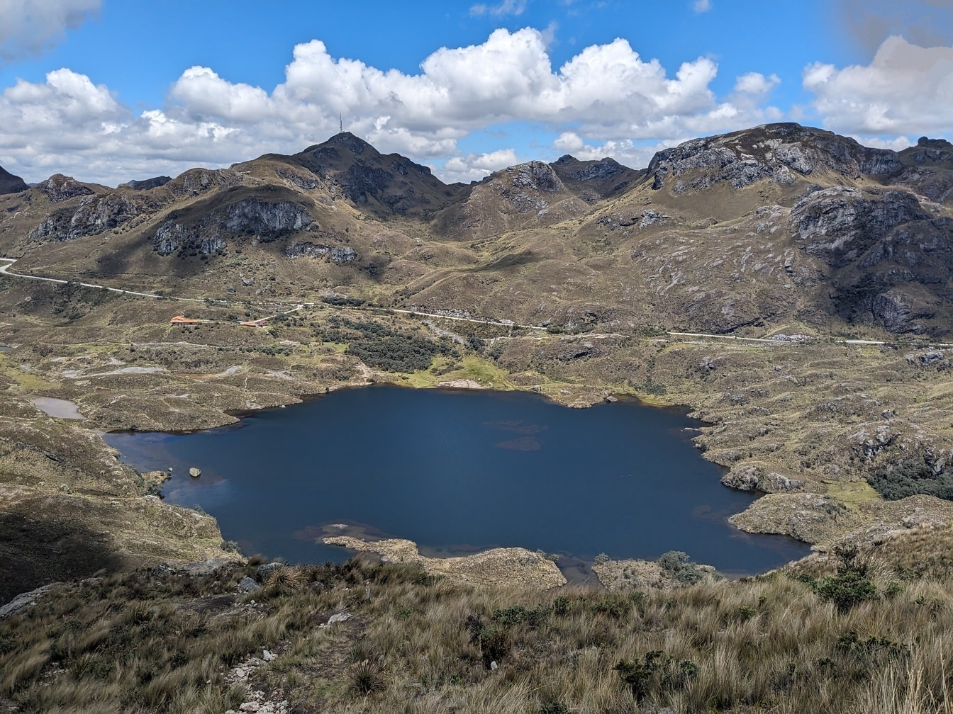 Hồ được bao quanh bởi những ngọn núi trong công viên tự nhiên Cajes ở Ecuador