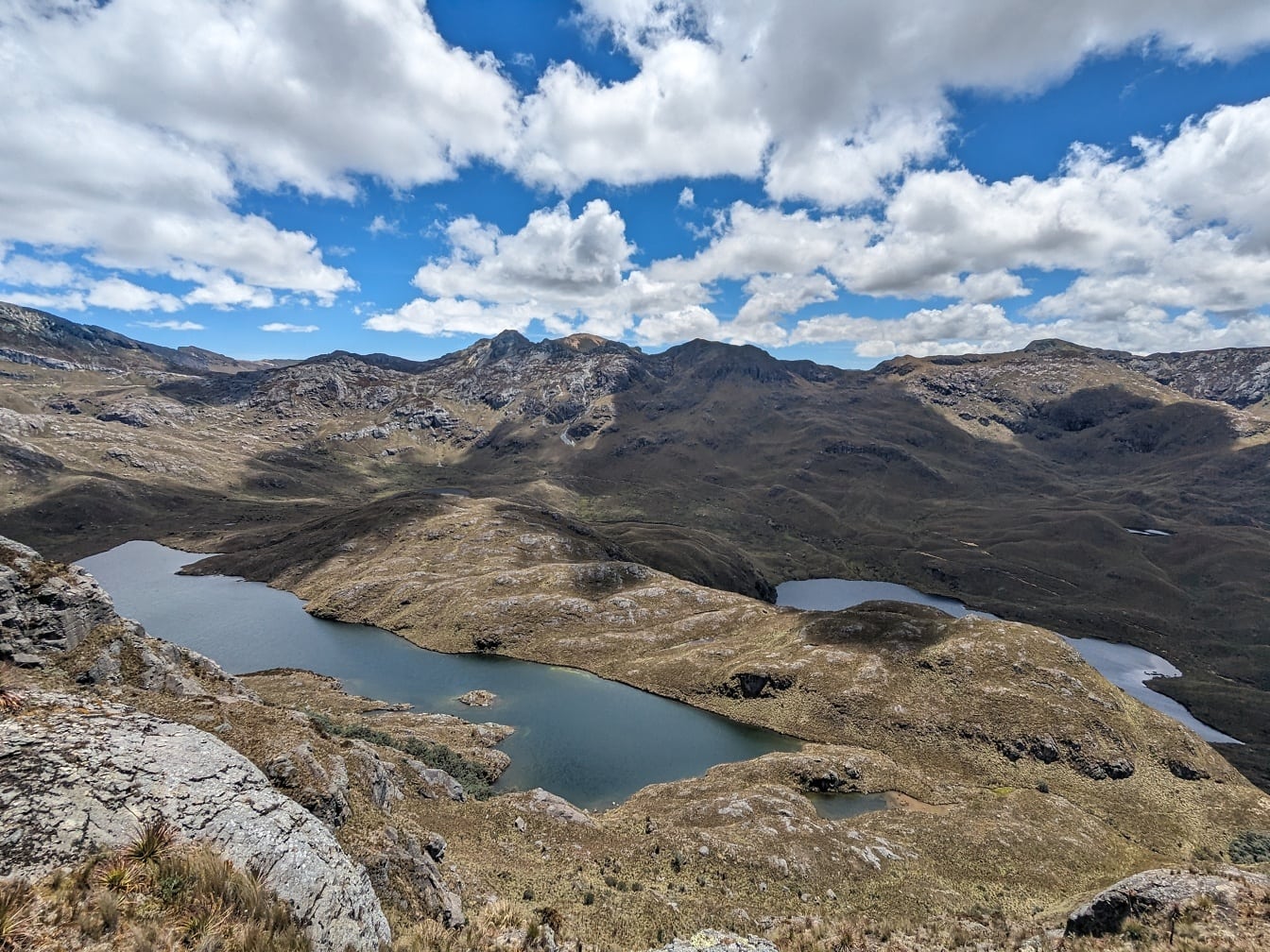 Panorama jezior otoczonych górami w parku przyrody Cajas w kantonie Cuenca, Ekwador
