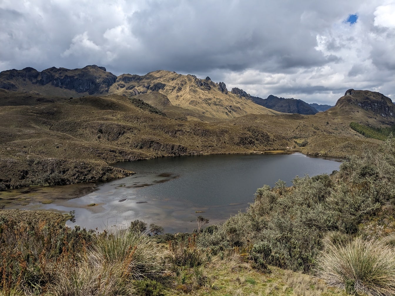 Parque nacional de Cajas cercado por montanhas nas terras altas do Equador