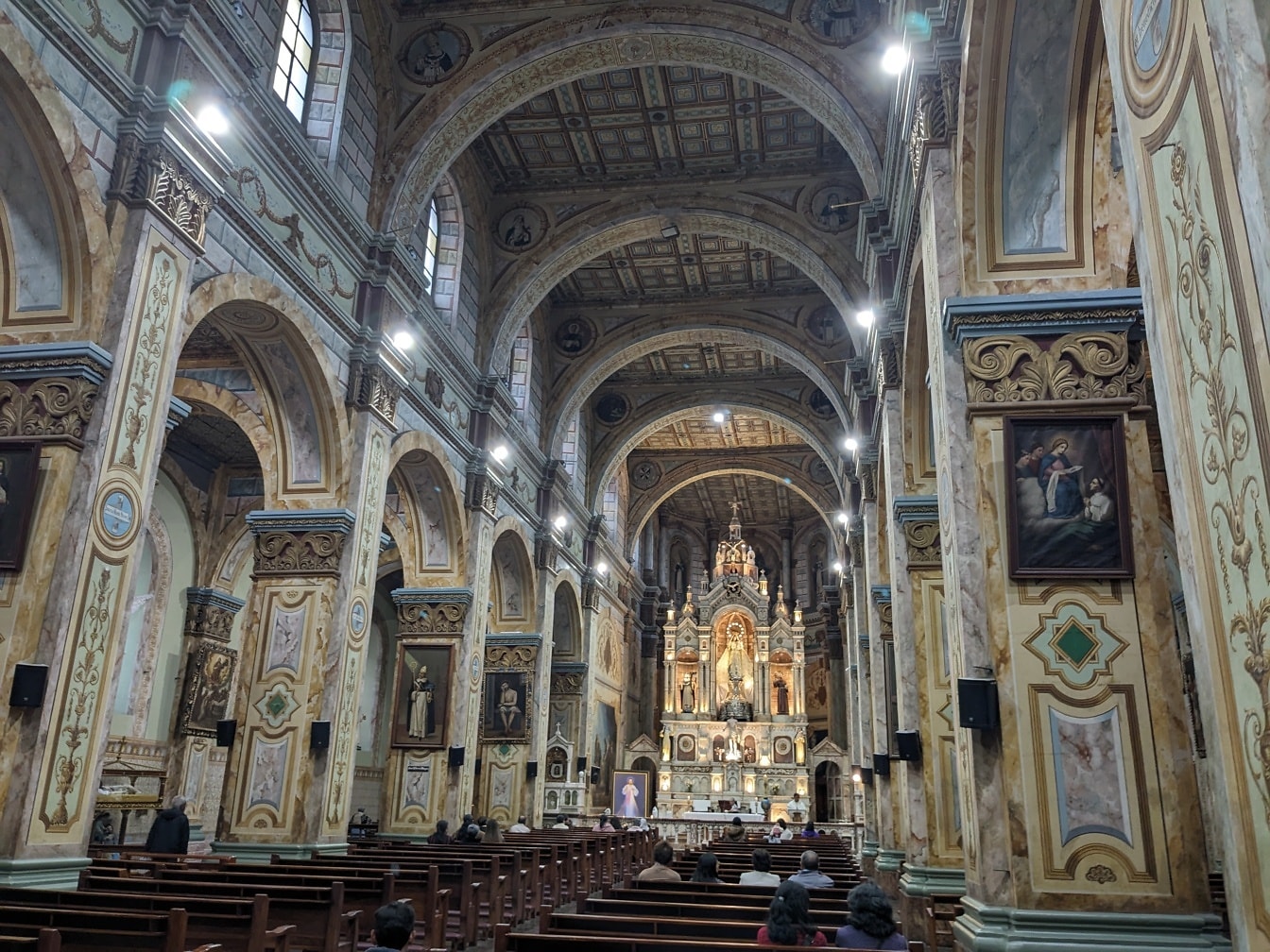 Krásně zdobený interiér katolického kostela Santo Domingo s majestátním oltářem v Cuence, Ekvádor