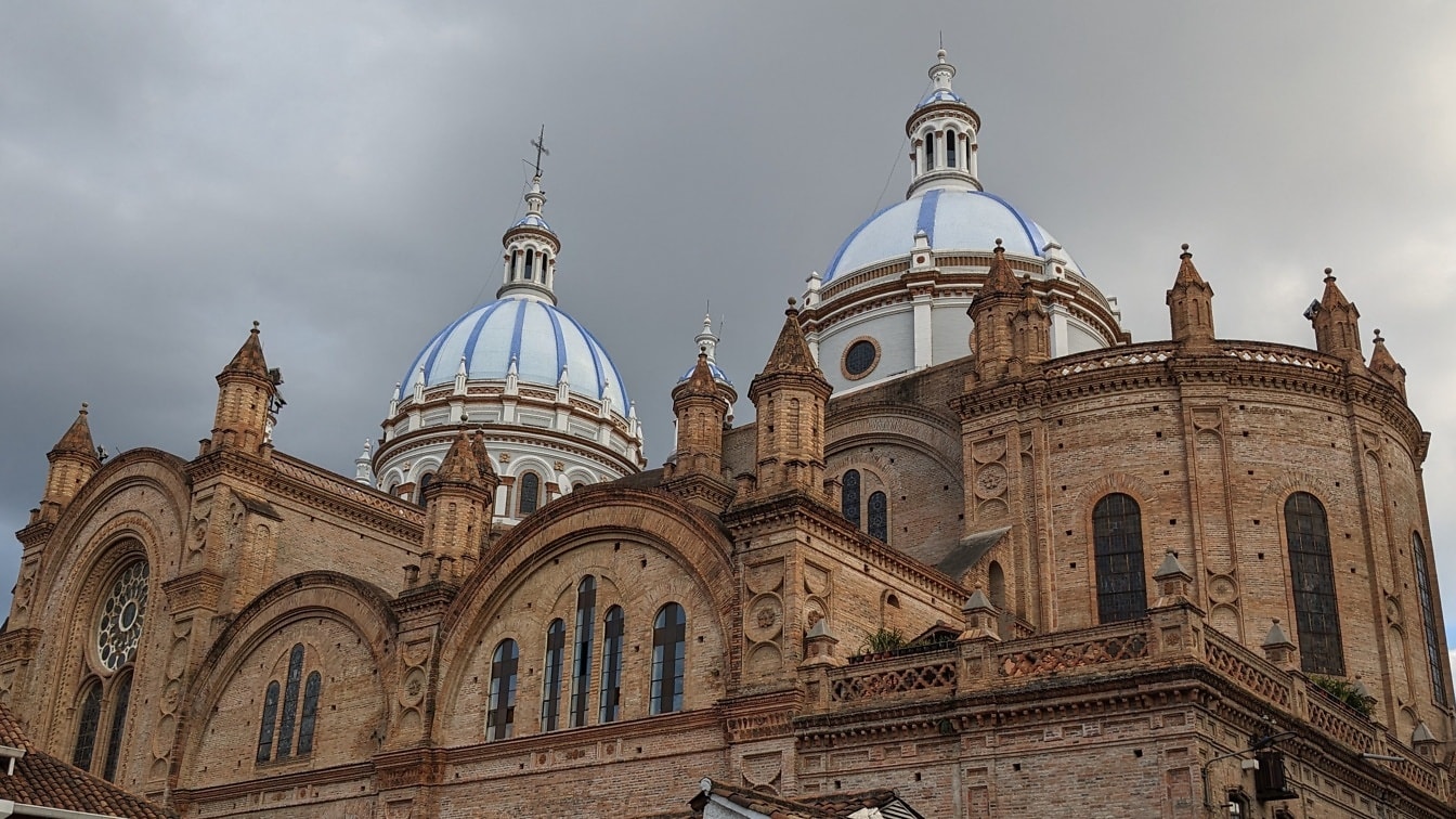 Кафедральный собор Непорочного Зачатия с сине-белыми куполами в городе Куэнка в Эквадоре, входящий в список Всемирного наследия ЮНЕСКО