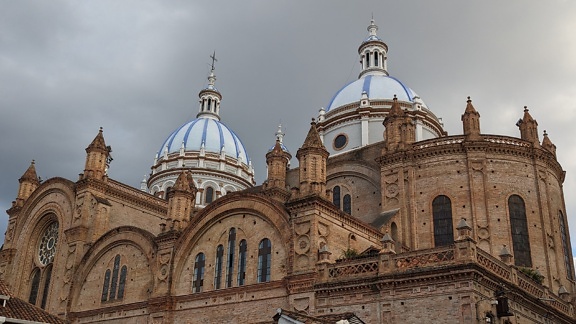 Katedrála Neposkvrněného početí Panny Marie s modrobílými kopulemi ve městě Cuenca v Ekvádoru, které je součástí světového dědictví UNESCO