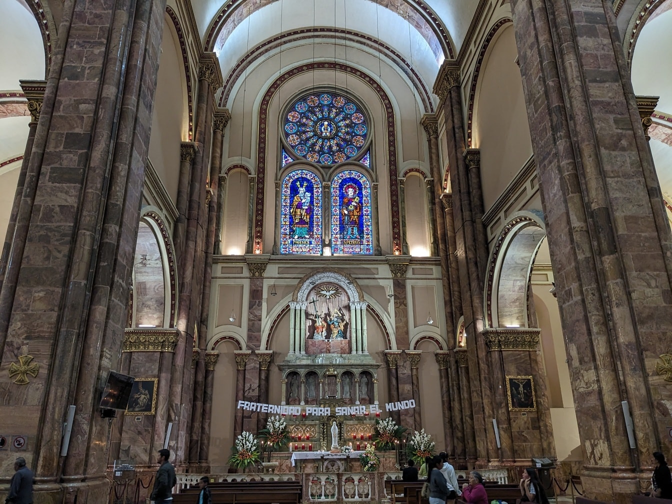 Immaculate Conceptionin katedraalin tai Cuencan uuden katedraalin sisustus Ecuadorissa
