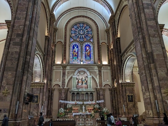 Wnętrze katedry Niepokalanego Poczęcia lub Nowej Katedry w Cuenca w Ekwadorze