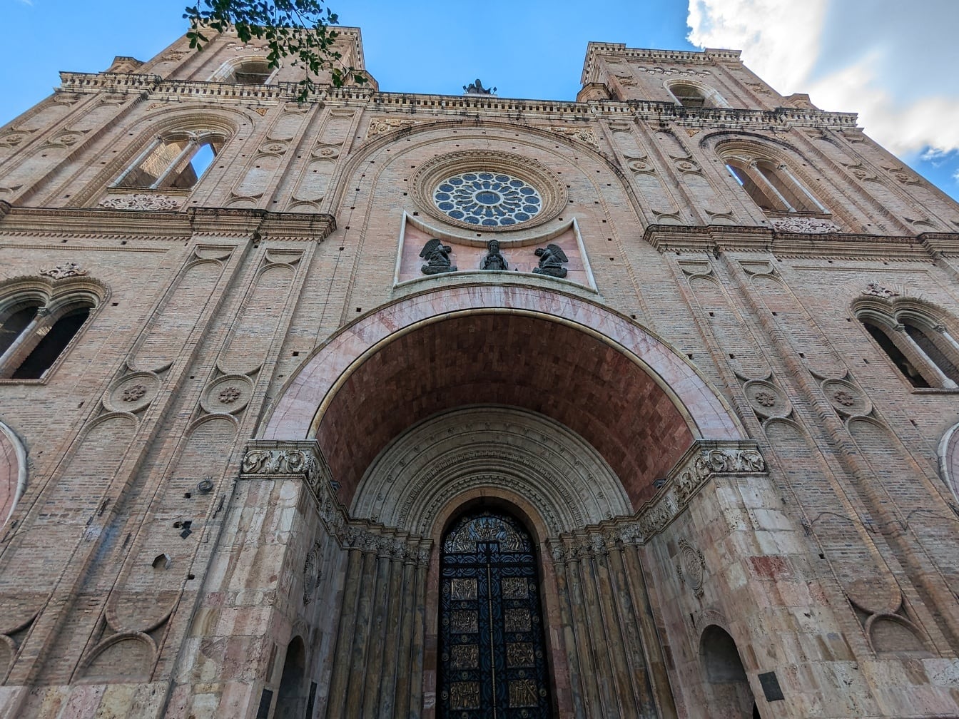 Toegang tot de kathedraal van de Onbevlekte Ontvangenis in Cuenca in Ecuador, onderdeel van UNESCO-werelderfgoed