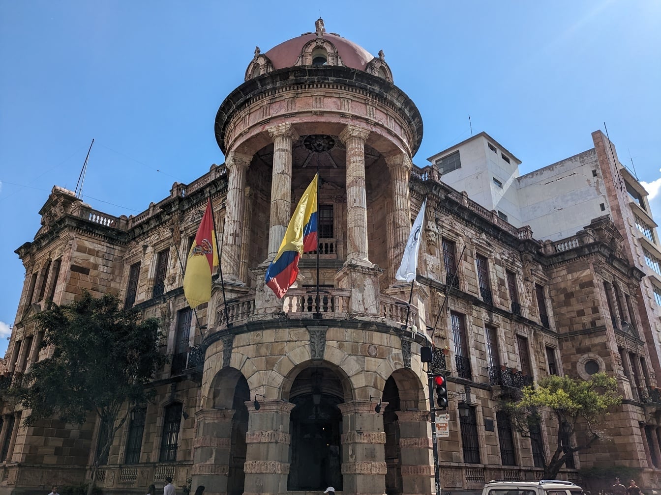 Bangunan kota di pusat kota Cuenca dengan gaya arsitektur kolonial Spanyol dengan bendera Ekuador di atasnya
