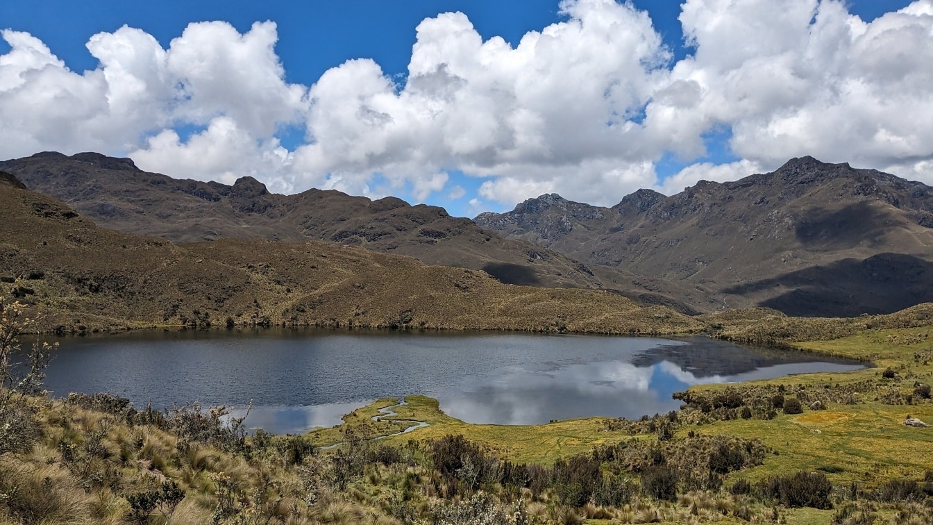 Hegyekkel körülvett tó egy fennsíkon Cuenca kantonban, a Cajas természeti parkban, Ecuadorban