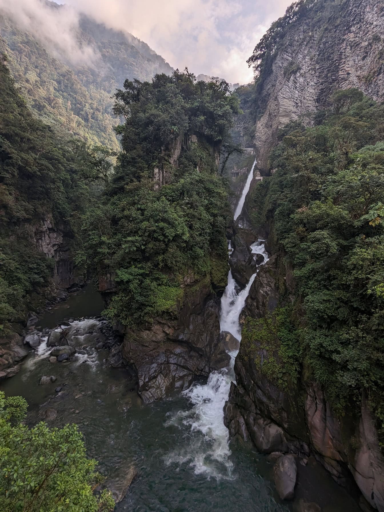 Az ördög vízesése: természeti csoda az esőerdőben az Andok hegységben, Ecuador természeti parkjában