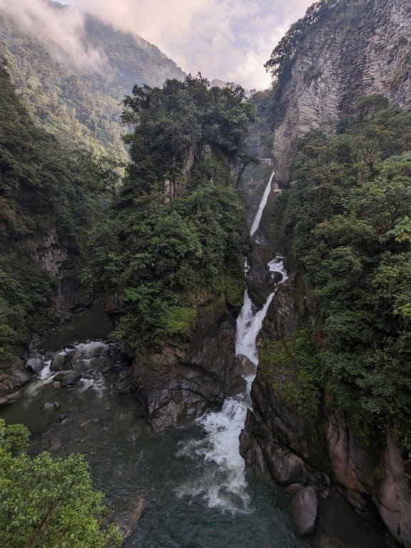 Der Wasserfall des Teufels, ein Naturwunder im Regenwald in den Anden, im Naturpark Ecuadors