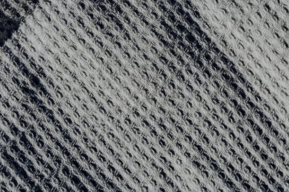 Textura de un tejido grisáceo con patrón geométrico rectangular