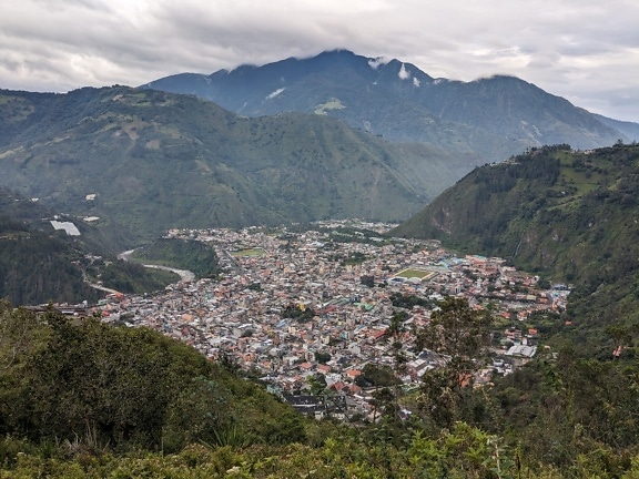 背景に山々と渓谷でエクアドルのバニョスデアクアサンタの街のパノラマ