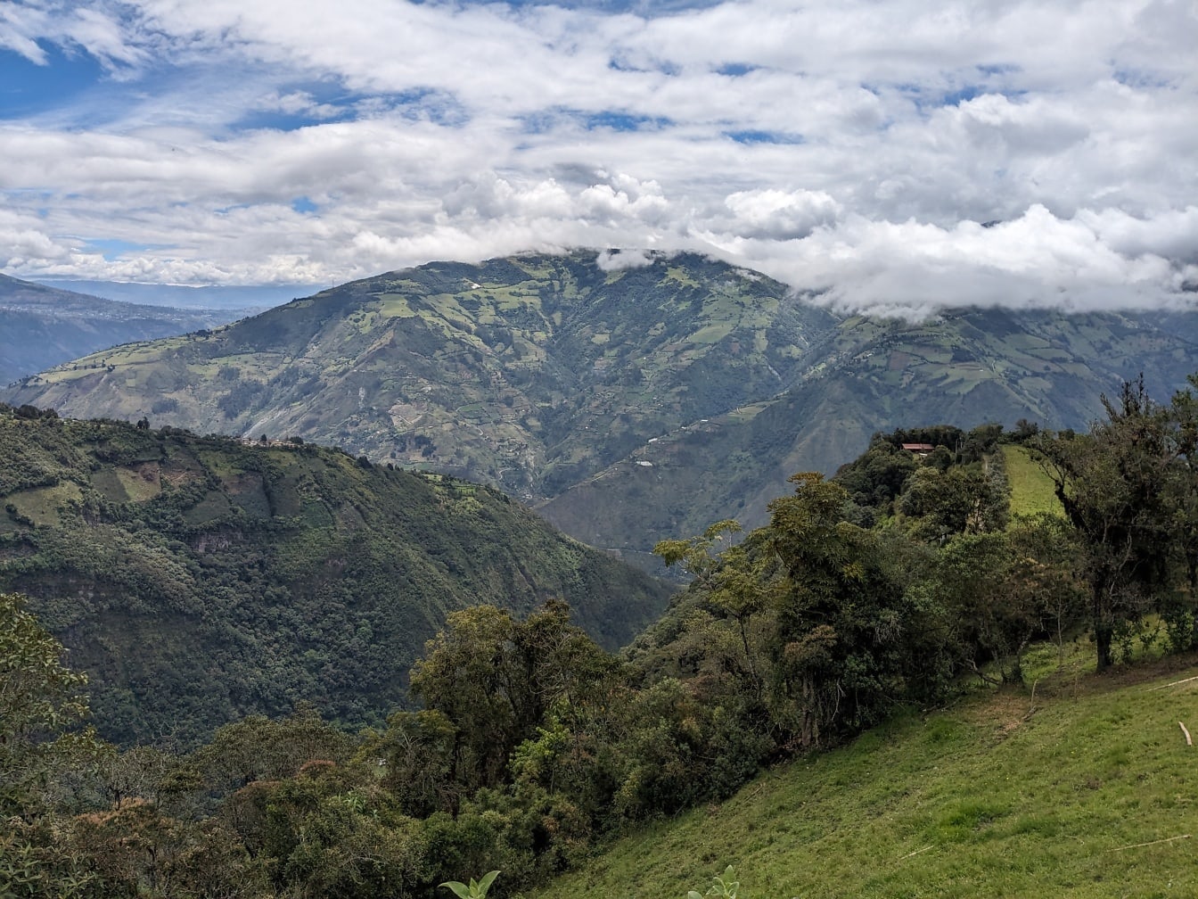 Spectaculair panoramisch uitzicht op hooglandlandschap in Banos in Ecuador