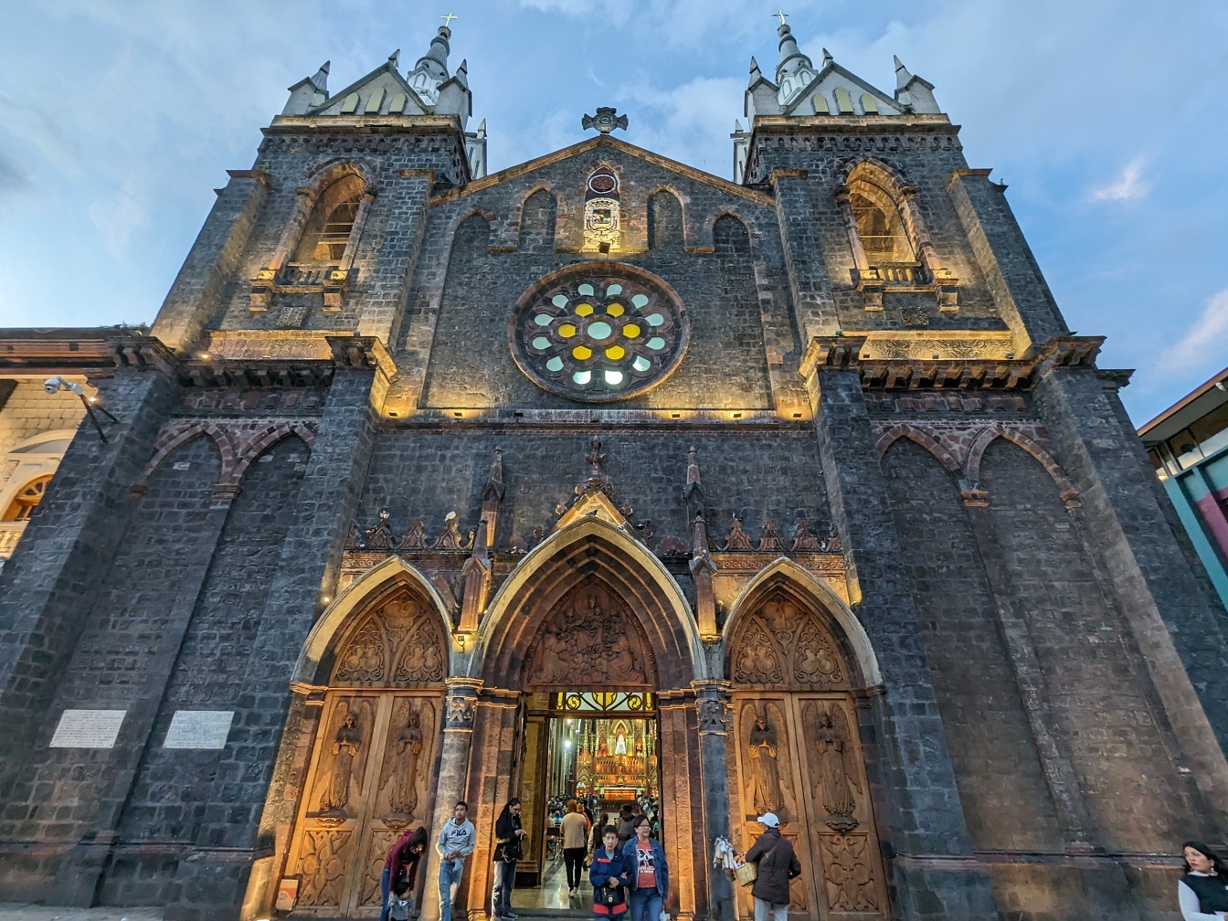 Velkolepý exteriér středověkého římskokatolického kostela Panny Marie Svaté vody ve městě Banos de Agua Santa v Ekvádoru