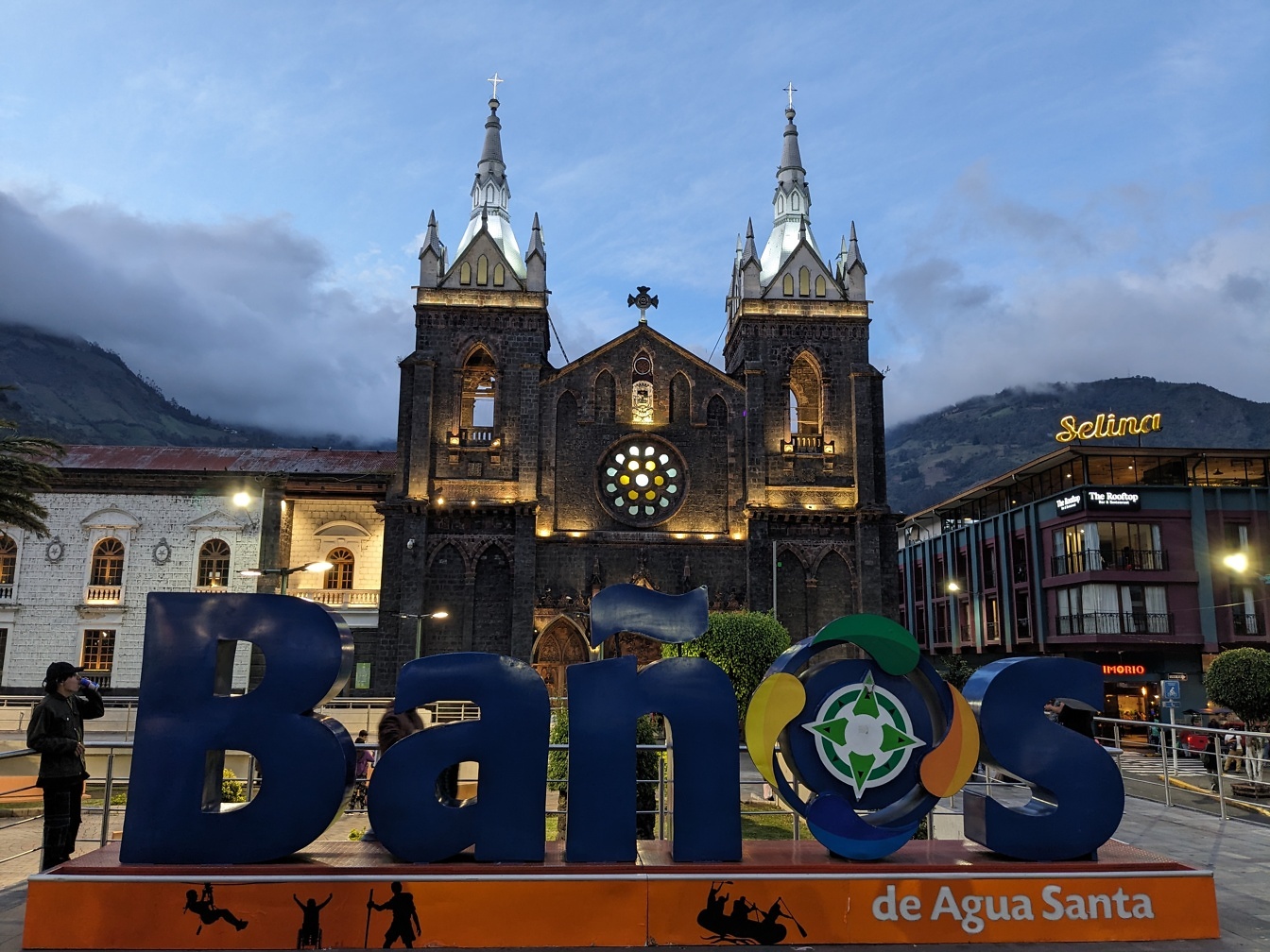 Centro da cidade de Banos no Equador com placa com inscrição do nome da cidade