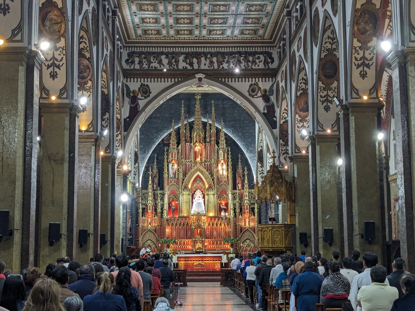Orang-orang di gereja Perawan Air Suci sebuah basilika Katolik Roma yang terkenal dan megah di Baños de Agua Santa, Ekuador