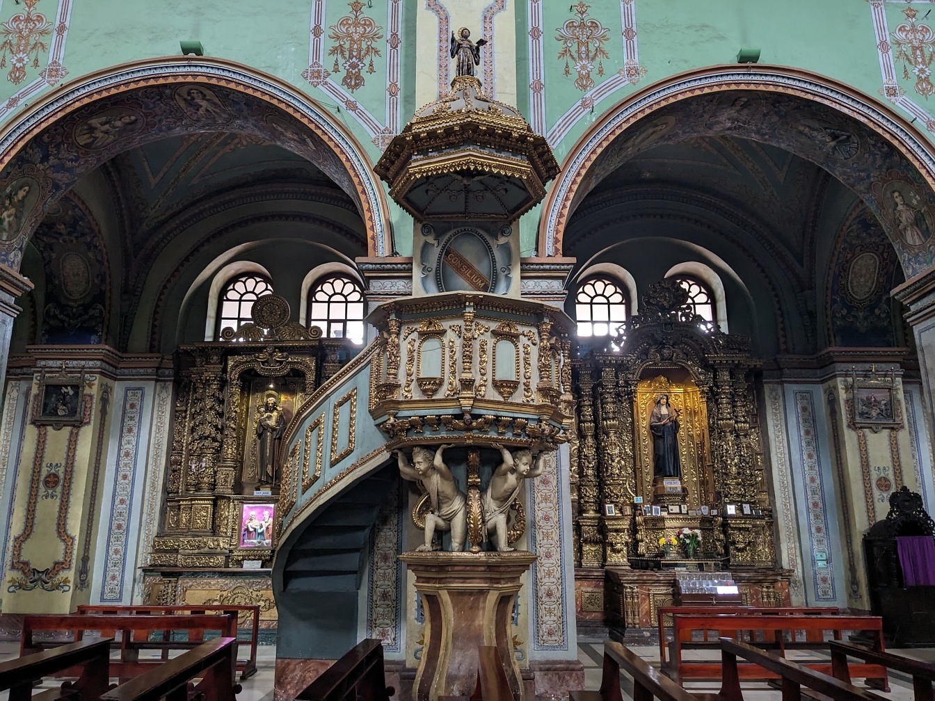 Interiør av romersk-katolsk kirke med utsmykkede vindeltrapp i barokkstil