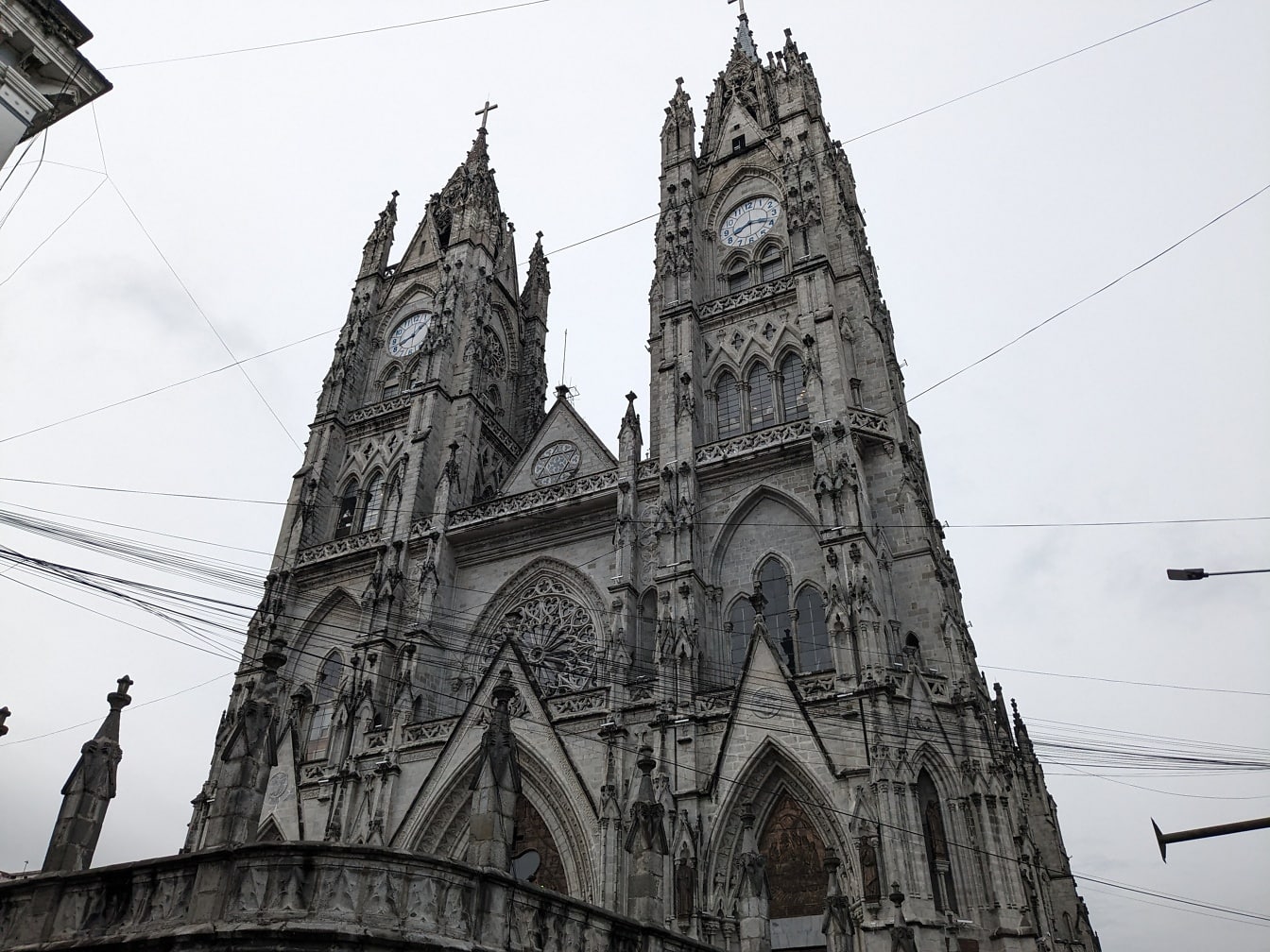 Una basilica neogotica cattolica romana del Voto Nazionale con due torri dell’orologio nella città di Quito in Ecuador