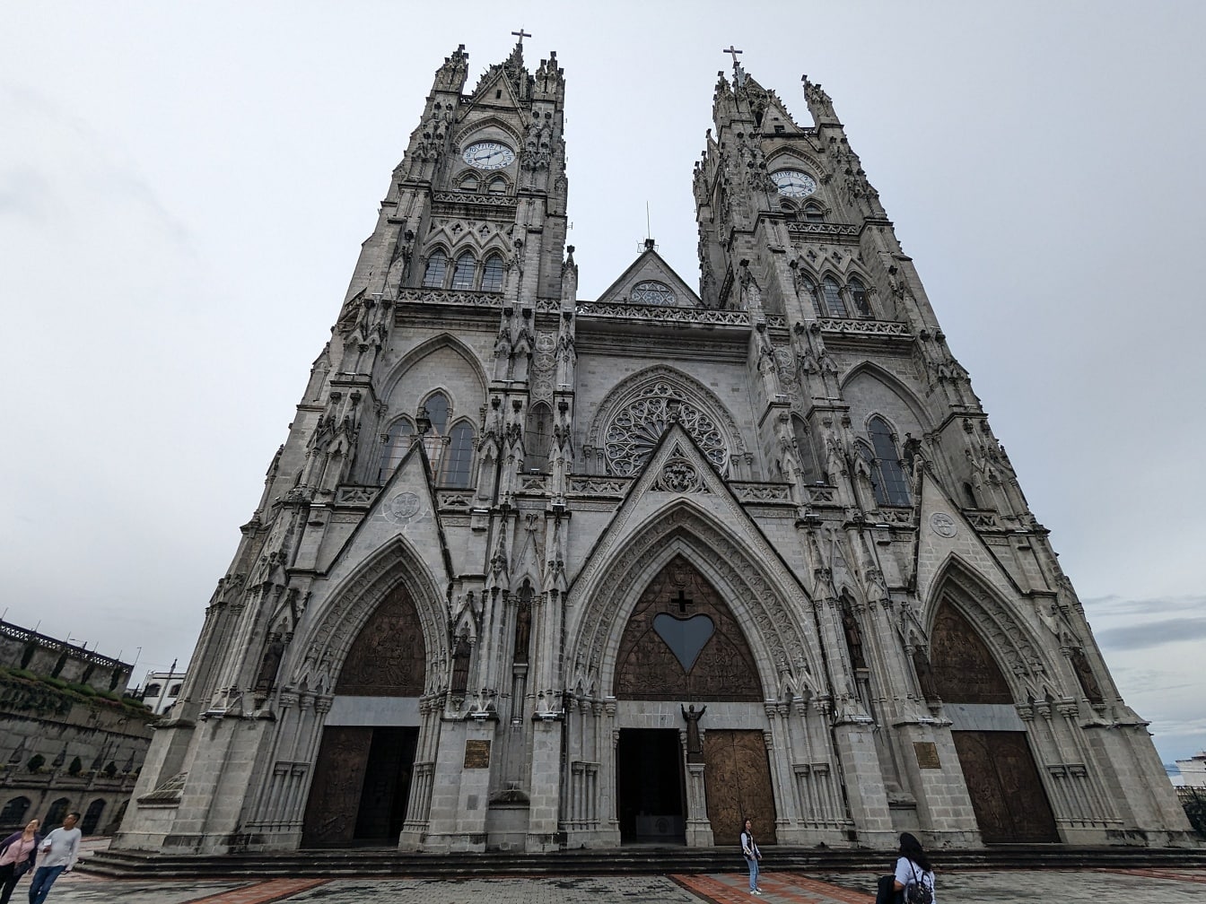 Římskokatolická novogotická bazilika Národního slibu se dvěma hodinovými věžemi v Ekvádoru