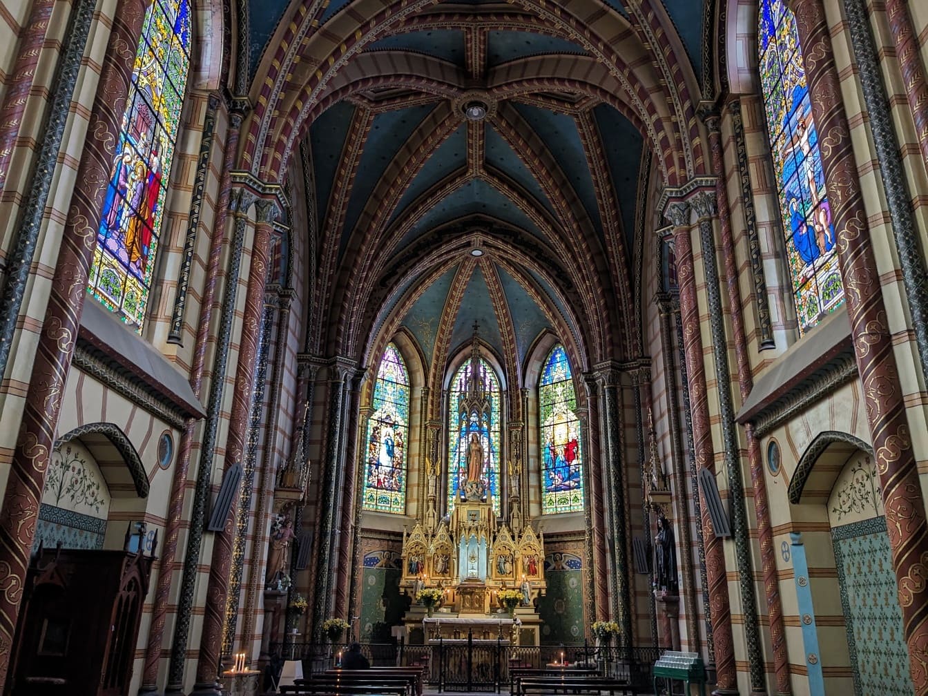 Um magnífico interior com vitrais em uma basílica neogótica católica romana do Voto Nacional na cidade de Quito, no Equador