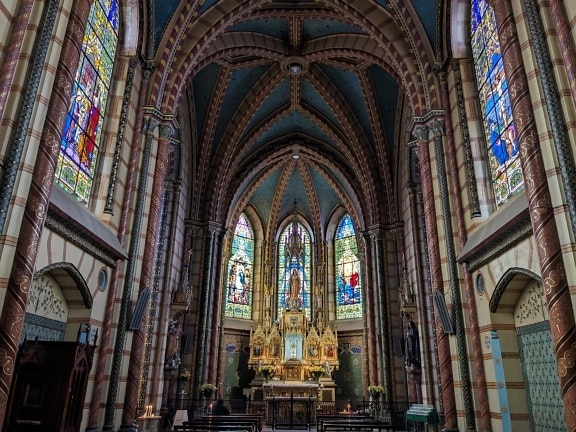 Un magnífico interior con vidrieras en una basílica neogótica católica romana del Voto Nacional en la ciudad de Quito en Ecuador