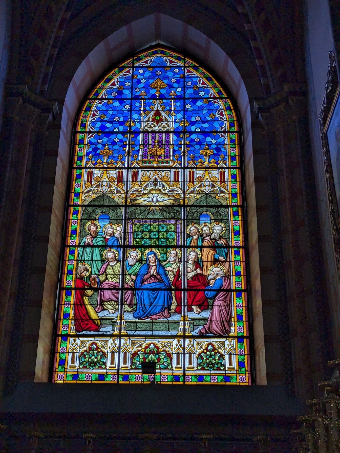 Magnifikt målat glasfönster i nygotisk stil i en romersk-katolsk kyrka