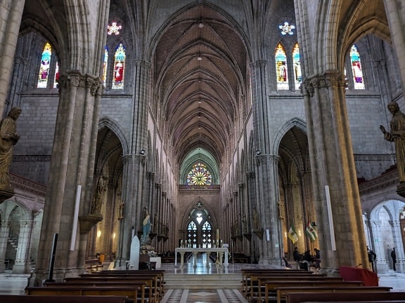 Interior de una basílica neogótica católica romana del Voto Nacional en la ciudad de Quito en Ecuador