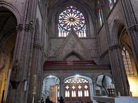 La Basílica del Voto Nacional, una iglesia católica romana en el centro histórico de Quito en Ecuador.