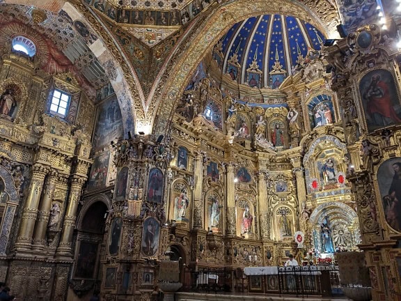 Zdobený interiér rímskokatolíckej baziliky a kláštora San Francisco so zlato-modrým zdobeným stropom