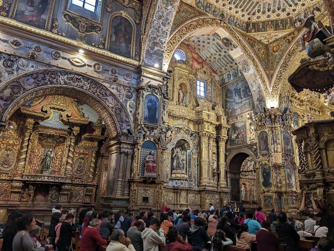 Interior ornamentat în stil baroc al catedralei mitropolitane romano-catolice din Quito din Ecuador