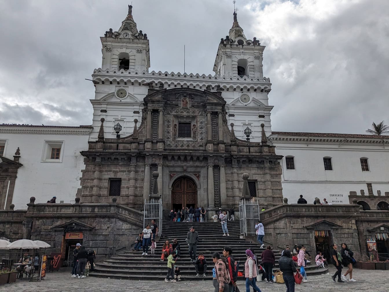 Ihmiset kävelevät portaita ylös San Franciscon roomalaiskatoliseen kirkkoon Quitossa, Ecuadorin pääkaupungissa