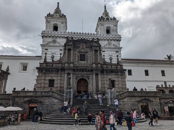 人们走上楼梯前往厄瓜多尔首都基多的旧金山罗马天主教堂