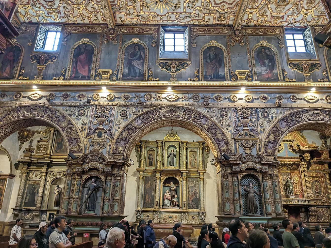 Μια τουριστική περιήγηση προσκυνήματος στο εσωτερικό της βασιλικής και του μοναστηριού του Σαν Φρανσίσκο στο Κίτο