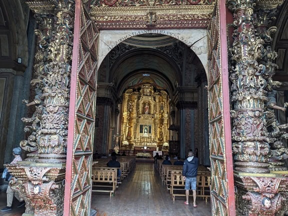 에콰도르 키토시의 르네상스 가톨릭 교회 인 태버내클 교회 입구