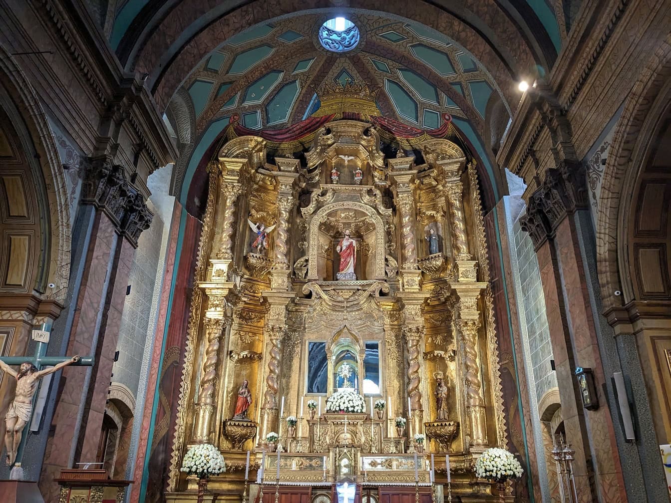 Altar ornamentat cu aur cu statui într-o biserică catolică renascentistă a Tabernacolului din Quito, capitala Ecuadorului