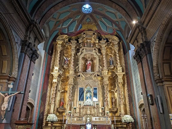 エクアドルの首都キトのタバナクルのルネッサンス様式のカトリック教会にある彫像のある金の華やかな祭壇