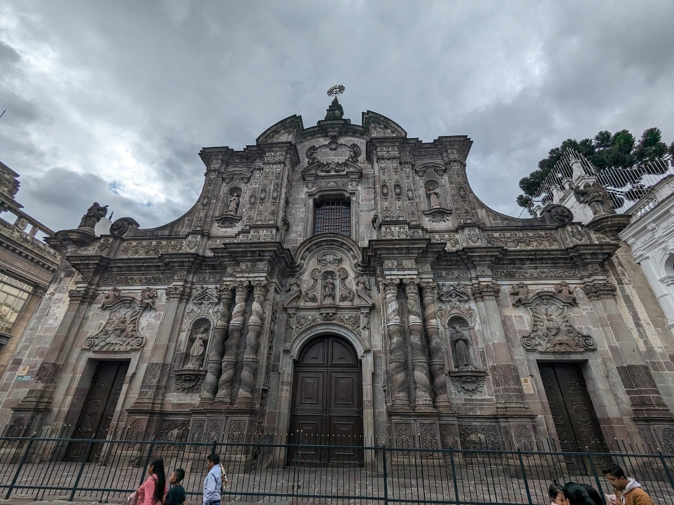 Nhà thờ Công giáo La Mã và tu viện Thánh Ignatius of Loyola thuộc Dòng Chúa Giêsu ở Quito, thủ đô Ecuador