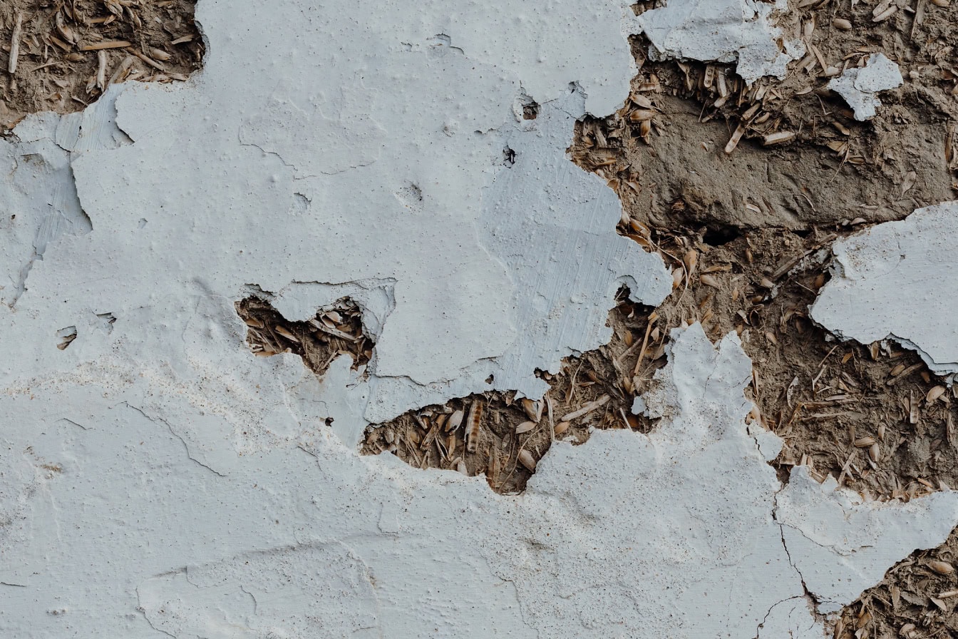 Textúra starej steny s tehlami zo zeme as bielym vápnom na povrchu