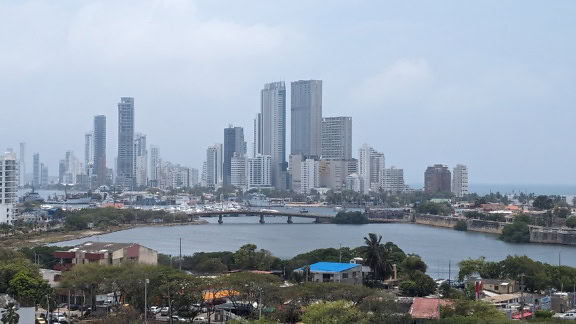 Panorama del paisaje urbano de la ciudad de Cartagena en Colombia con un puente sobre la bahía