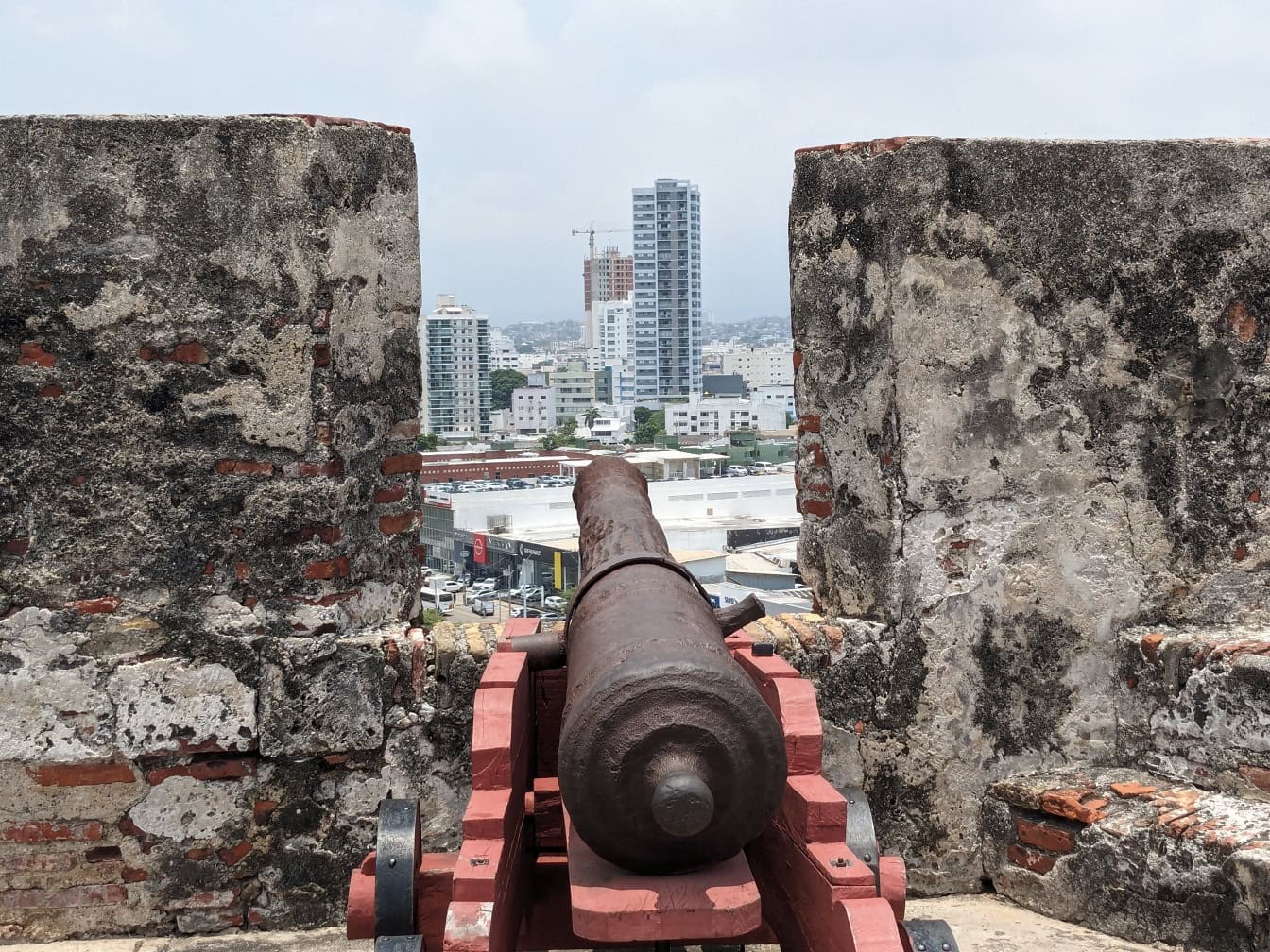 Meriam di benteng abad pertengahan San Felipe de Barajas menunjuk ke kota Cartagena di Kolombia