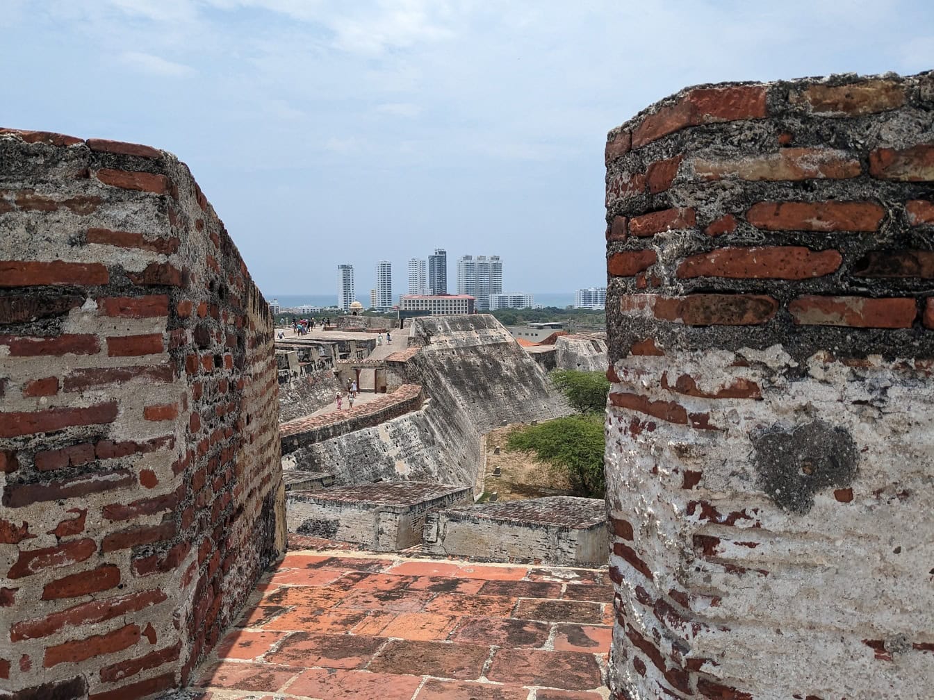 Mittelalterliche Backsteinmauern mit Gebäuden im Hintergrund in der Stadt Cartagena in Kolumbien