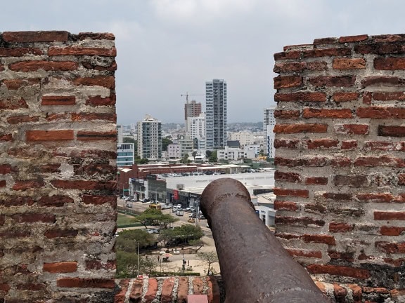 Cannone medievale su un muro di mattoni alla fortezza di San Felipe de Barajas nella città di Cartagena, Colombia